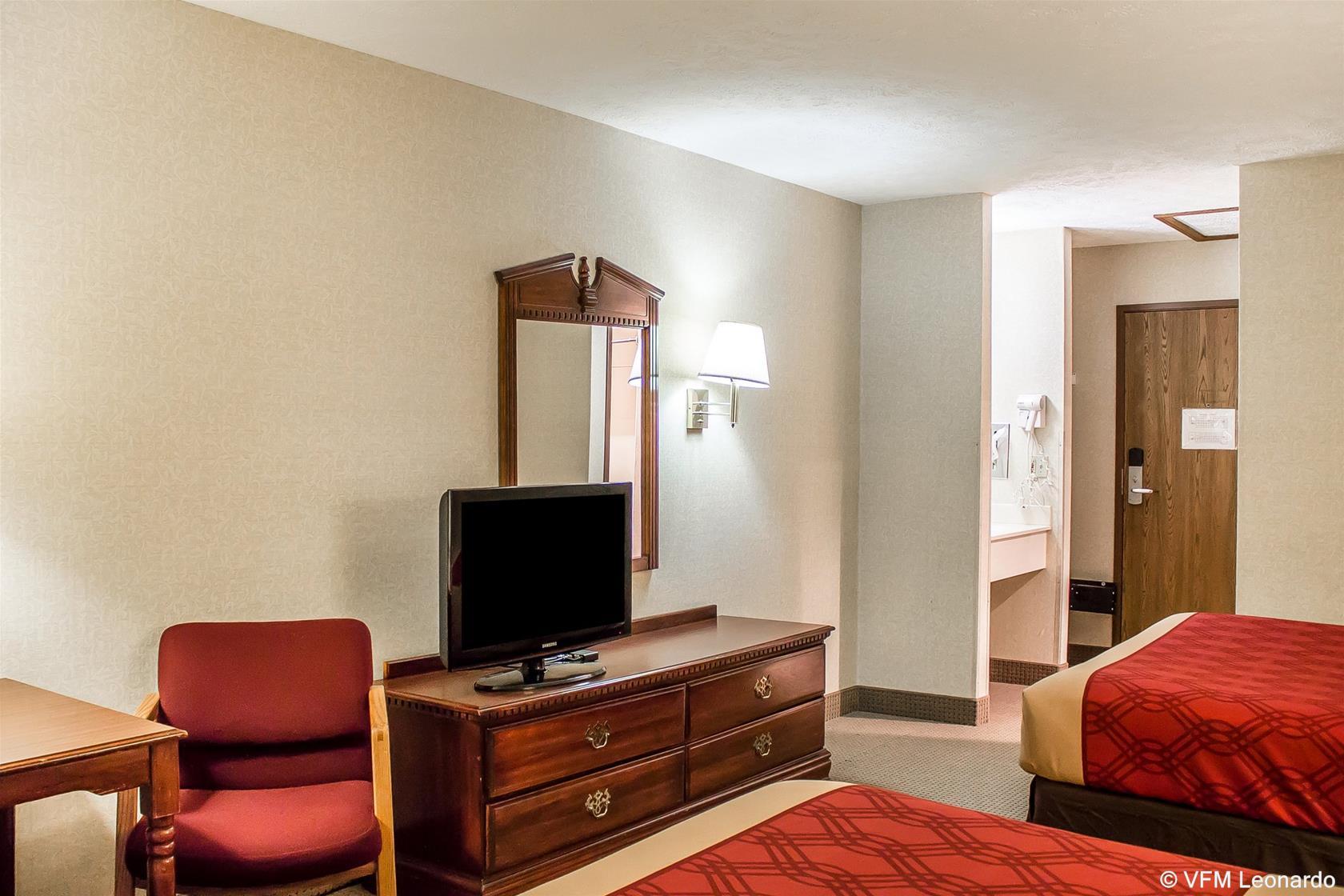 Econo Lodge Traverse City Exteriör bild