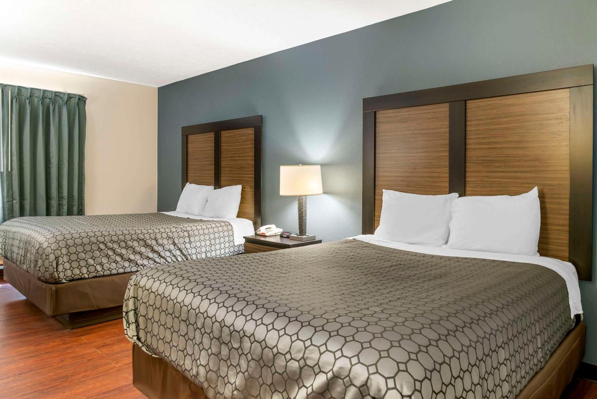 Econo Lodge Traverse City Exteriör bild