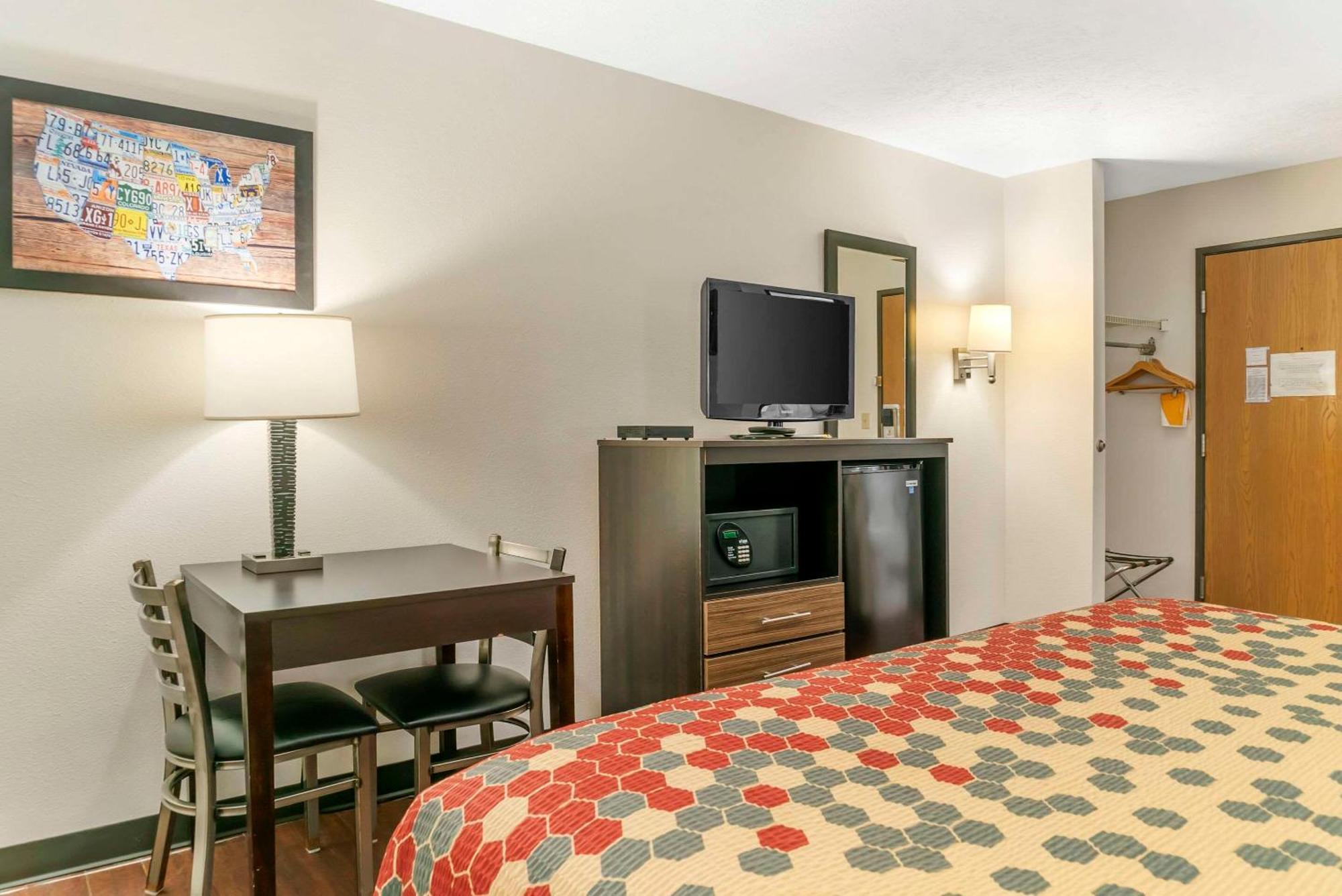 Econo Lodge Traverse City Exteriör bild